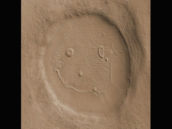 火星人一定很幽默！这个3公里的未命名陨石坑是火星勘测轨道飞行器在2008年拍摄的。图片来源: NASA/JPL-Caltech/UArizona