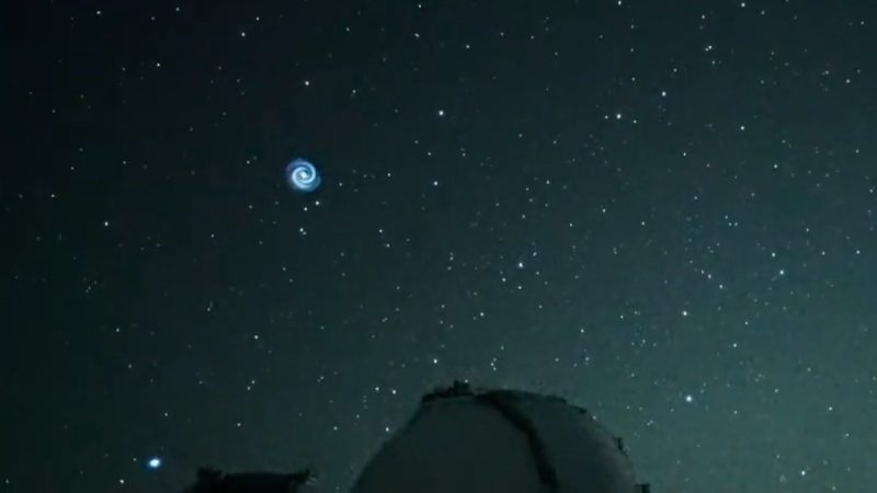 2023年1月18日，Subaru-Asahi 星空相机在莫纳克亚山上空捕捉到的这个神秘的螺旋，它是什么呢？图片来源: NAOJ on Twitter。