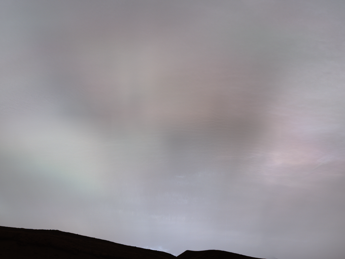 好奇号在火星的日落时分，拍摄到火星上的云隙光。来源：NASA