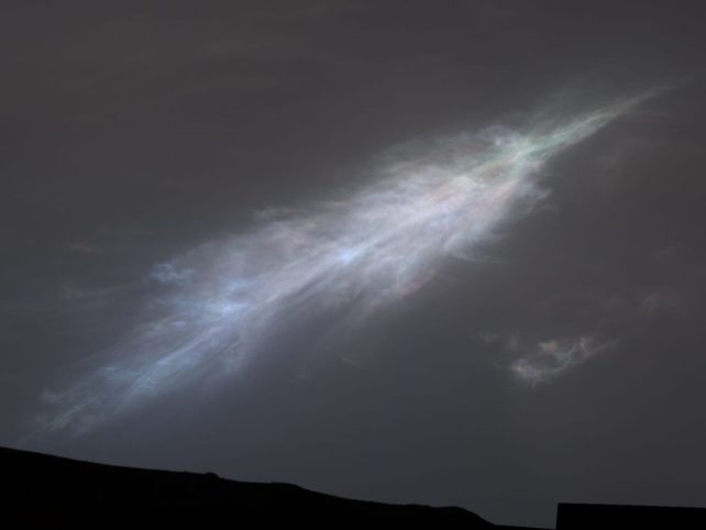 如羽毛般的云，在火星上空出现。来源：NASA