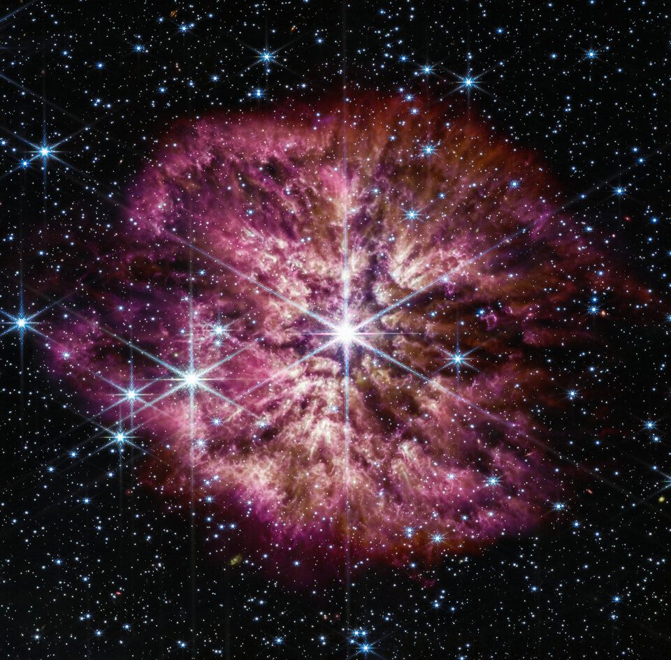 中心发出明亮光芒的恒星即为Wolf-Rayet 124（NIRCam 和MIRI 合成图像）