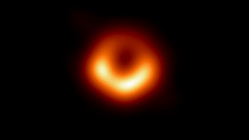 动画展示了M87*的原始图像和PRIMO图像之间的过渡。（L. Medeiros/Institute for Advanced Study, D. Psaltis/Georgia Tech, T. Lauer/NSF's NOIRLab, and F. Ozel/Georgia Tech）