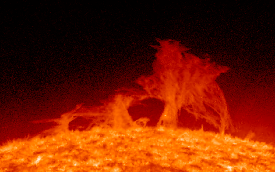 304埃波段的太阳假色影像，图中可见明显的拱状弧即为日珥。(来源：NASA/SDO)