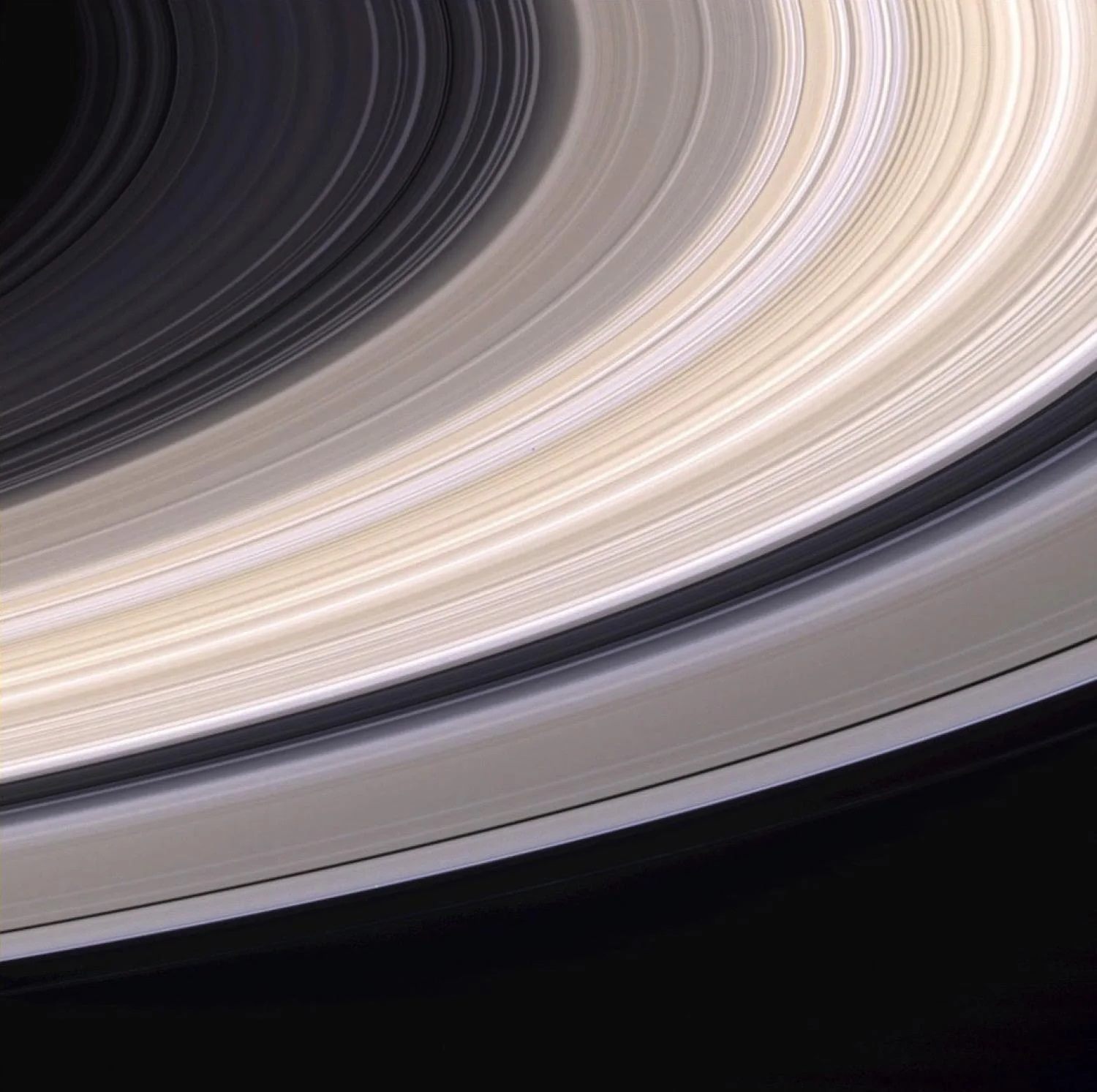 土星环的条纹颜色可能来自于被困在环冰中的少量杂质所造成。来源：NASA/JPL/Space Science Institute