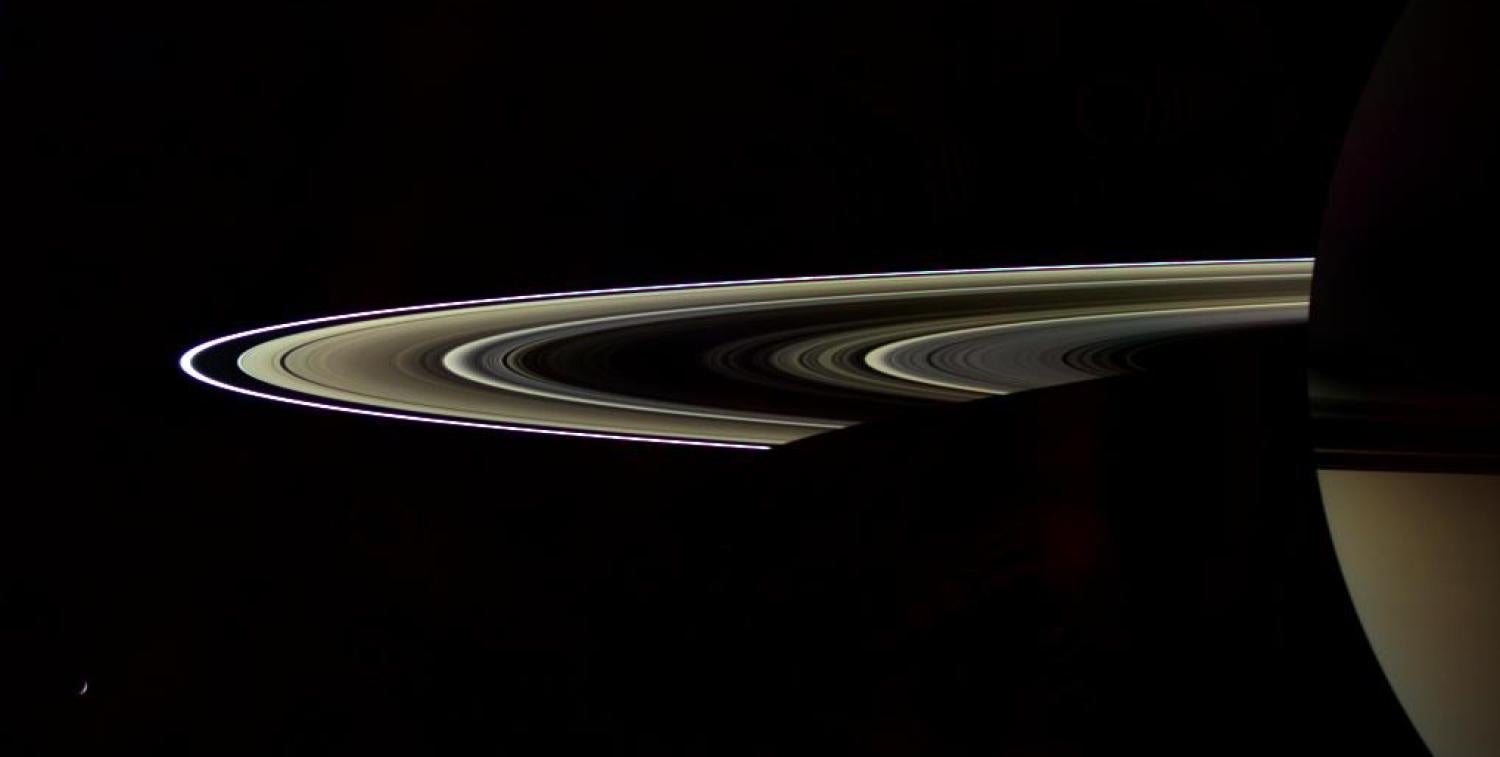 美国宇航局卡西尼号航天器所看到的土星环部分处于阴影之中。来源：NASA