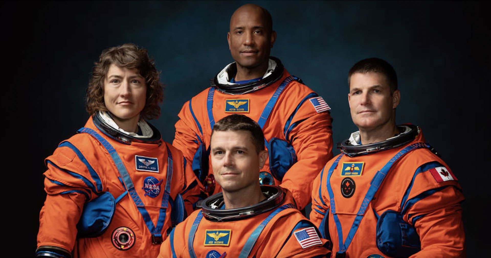 NASA 宇航员 Christina Hammock Koch、Reid Wiseman（坐着）、Victor Glover 和加拿大航天局宇航员 Jeremy Hansen。（图片来源：NASA）