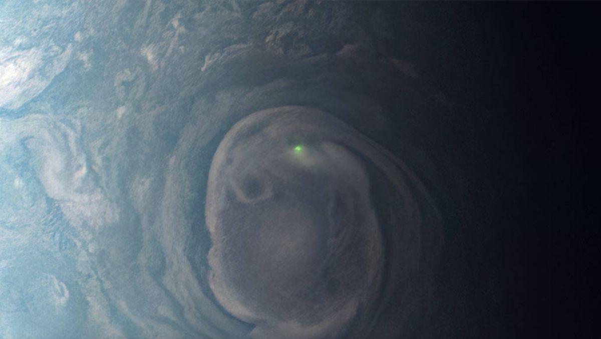 美国宇航局的朱诺号宇宙飞船在木星北极附近的云层中捕捉到了闪电袭击的景象。（图片来源：图像数据：NASA/JPL-Caltech/SwRI/MSSS）