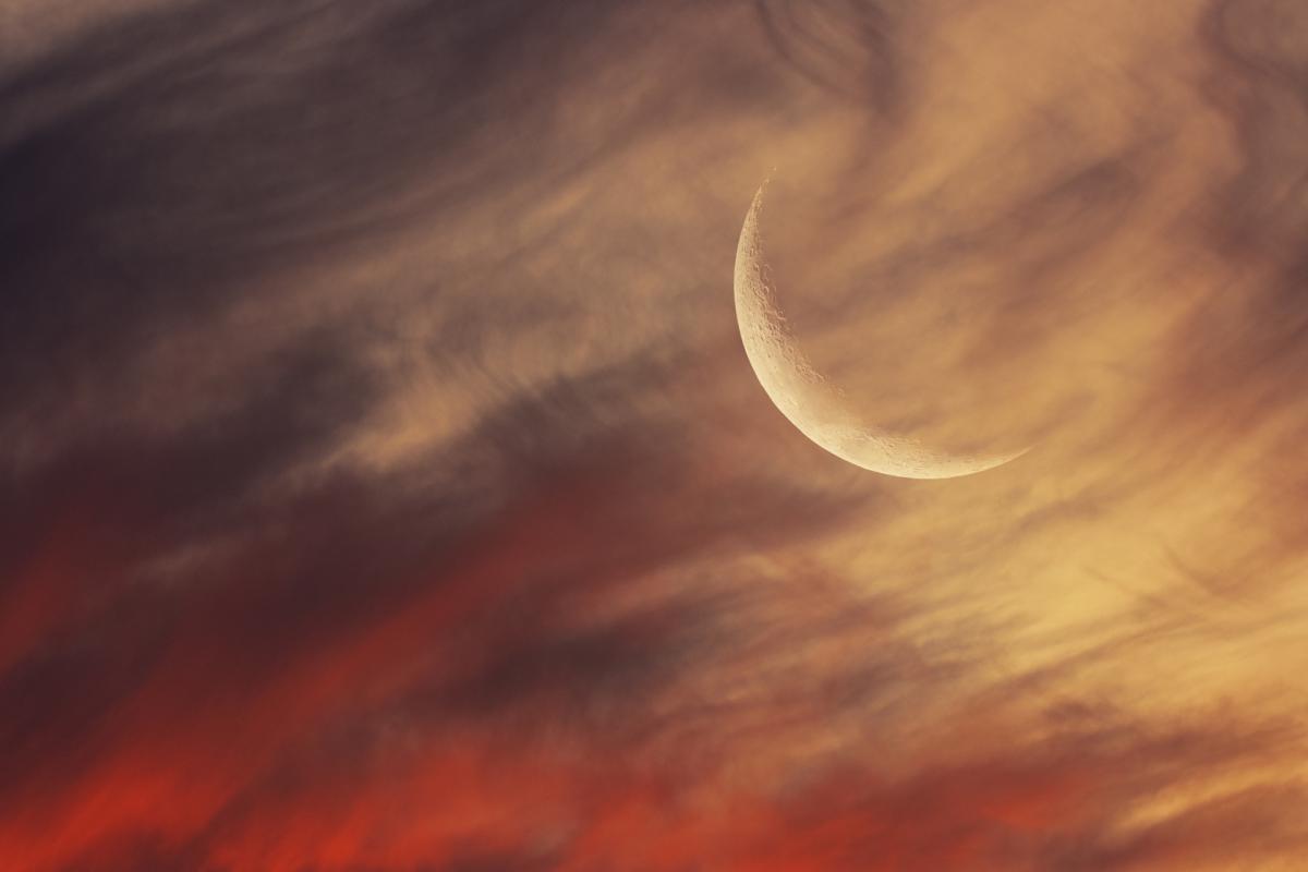 一个神奇的日落中的新月，Eduardo Schaberger Poupeau创作