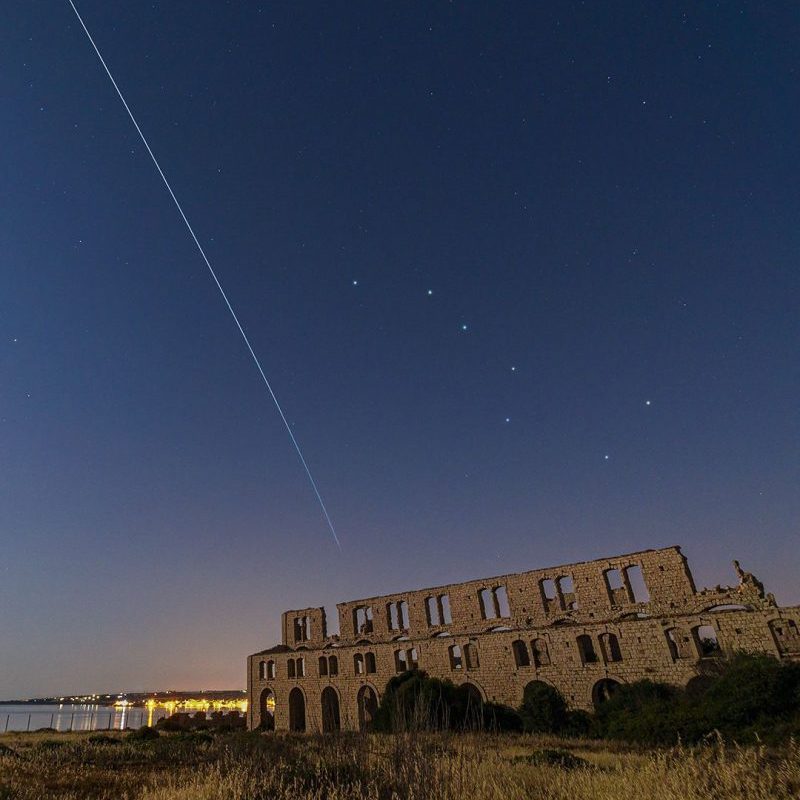 意大利的Filippo Galati拍摄了这张照片，国际空间站在西西里岛上空的掠过，旁边是醒目的北斗七星。